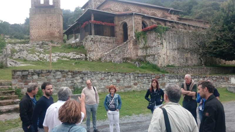 UNA DELEGACIÓN DEL GOBIERNO VASCO VISITA ERMUALDE PARA CONOCER LOS ENTRESIJOS QUE EL ENTORNO ATESORA