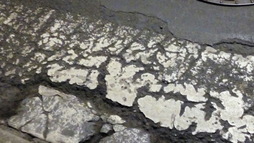 Los pasos de cebra de las calles Txindoki y Eskutxi continúan precisando labores de arreglo y mantenimiento