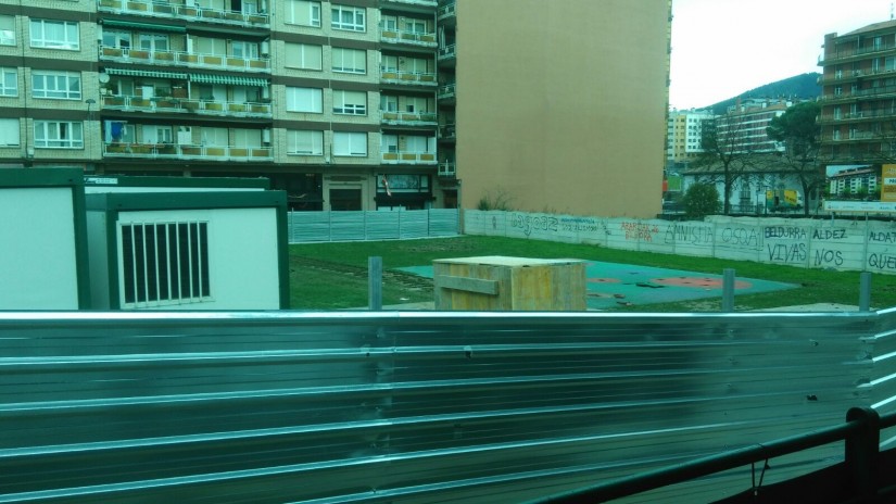 El nuevo vallado agrava la falta de seguridad y repercute negativamente en los negocios de la plaza Alberto Acero