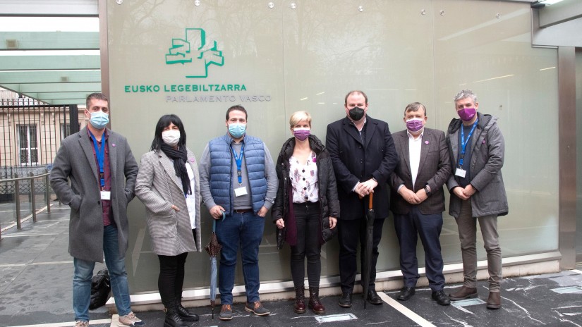 El alcalde Ander Añibarro asiste al Parlamento Vasco para la aprobación del informe de la ponencia de reactivación económica de Aiaraldea