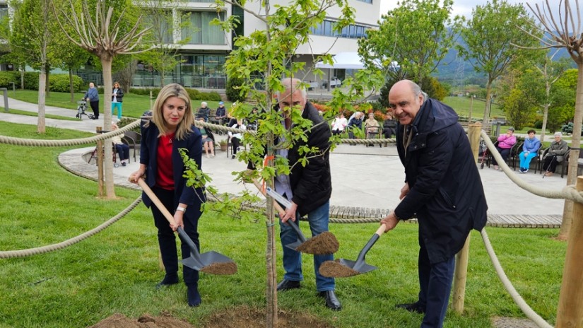 EAJ-PNV Laudio asiste a la plantación de un retoño del Árbol de Gernika en las instalaciones de la residencia Alday de Respaldiza